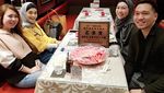 Doyan Makan Enak Saat Liburan, Ini Pose Michael Yukinobu saat Makan Es Krim