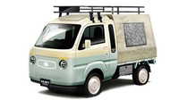 Daihatsu juga memamerkan Hijet Jumbo Camper Ver. Kalau Sportza Ver hadir dengan atap terbuka ala mobil roadster, Camper Van ini tetap memiliki atap. Bedanya, Hijet Jumbo Camper Ver memiliki wajah imut di bagian depan, cat cerah, roof rack yang menonjol, tenda di atas bak, dan pelek yang menyerupai baja. Foto: Dok. Daihatsu