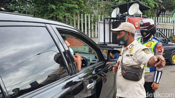 Mobil Wisatawan di Puncak Bogor