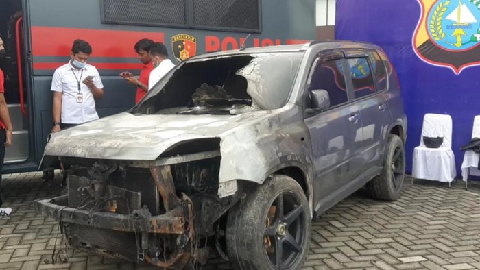 Mobil yang terbakar akibat molotov (Raja Adil-detikcom)