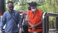 Diketahui, Hadinoto diperiksa terkait kasusnya yakni dugaan korupsi pengadaan pesawat dan mesin pesawat dari Airbus S.A.S dan Rolls-Royce P.L.C pada PT Garuda Indonesia.