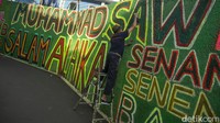 Seorang warga tengah membuat mural bernuansa Islami di kawasan Gang Pelangi, Kalibata.