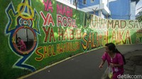 Selain mural, di tembok gang ini juga terdapat kaca.