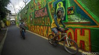 Di salah satu sisi lainnya juga terdapat lukisan pembuat mural.