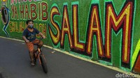 Selain untuk mempercantik area gang, mural itu juga dibuat untuk mengingatkan masyarakat agar selalu beribadah dan bershalawat.