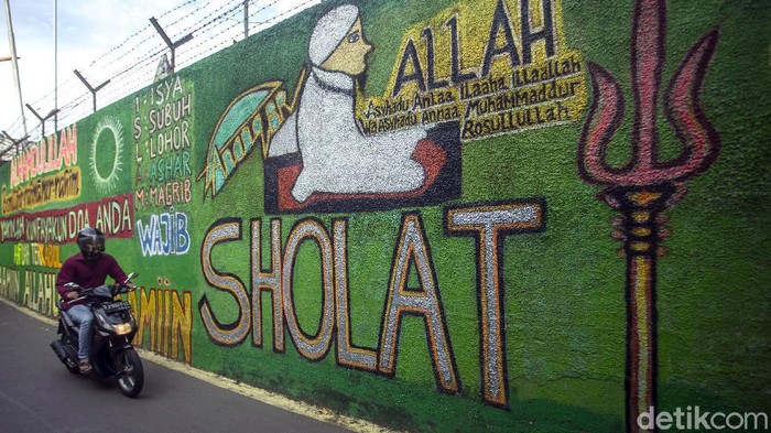 Mural Bernuansa Islami Hiasi Sudut Kawasan Kalibata Dinding Gang Pelangi di Kalibata dihiasi mural bernuansa Islami. Selain untuk mempercantik gang, mural itu dibuat untuk ingatkan warga agar tak lupa beribadah.