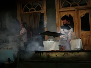Muslim Uighur Dipaksa Makan Babi hingga Wanita Diet Air Kunyit