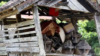 Ini adalah salah satu jenazah yang baru saja dimakamkan masih berbalut kain yang baru dan perbekalan di atasnya (tertutup kain berwarna merah).