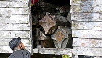 Pada 1922, Rumah Mayat (Kulambu) didirikan di sisi Sungai Menawik. Masyarakat pun bergotong-royong untuk memindahkan semua jenazah.