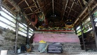 Proses pemindahan pun tak sembarangan, Jenazah-jenazah yang memang berada di peti dan disimpan pada rumah panggung (Rumah Mayat Kulambu) itu pun dipindah dengan ritual dan tradisi yang ada.