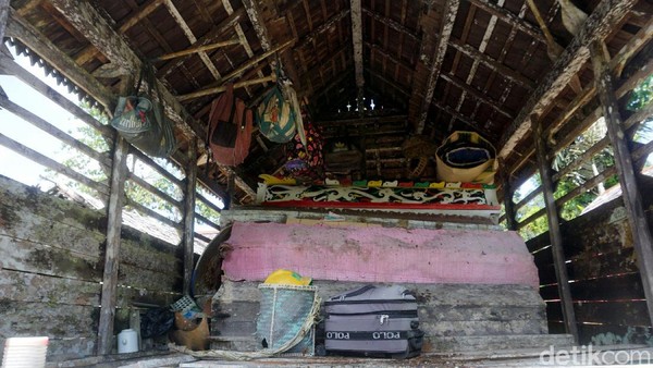 Proses pemindahan pun tak sembarangan, Jenazah-jenazah yang memang berada di peti dan disimpan pada rumah panggung (Rumah Mayat Kulambu) itu pun dipindah dengan ritual dan tradisi yang ada.