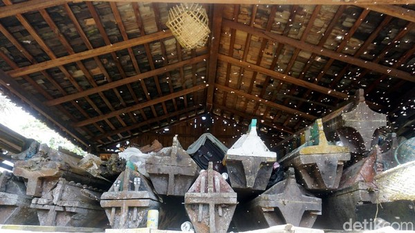 Rumah Mayat ini diakui oleh Dominikus Giling (juru rawat Rumah Mayat Kulambu) sudah ada sejak tahun 1906.