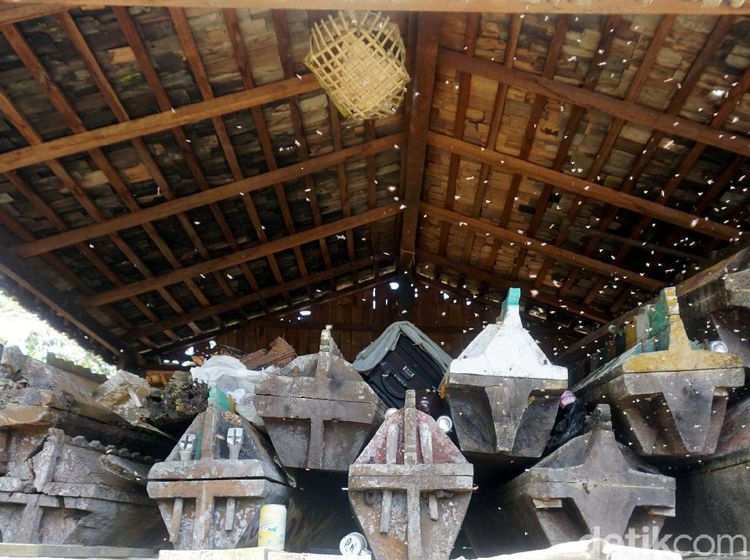 10 Potret Rumah Mayat Suku Dayak Taman