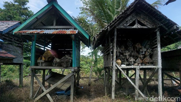 Tepatnya tahun 1922 Rumah Mayat (Kulambu) itu didirikan di sisi Sungai Menawik. Masyarakat pun bergotong-royong untuk memindahkan semua jenazah yang ada di Sungai Tanam, Uncak Mendalam. Tepatnya tahun 1922 Rumah Mayat (Kulambu) itu didirikan di sisi Sungai Menawik. Masyarakat pun bergotong-royong untuk memindahkan semua jenazah yang ada di Sungai Tanam, Uncak Mendalam.