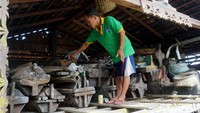 Juru Rawat Rumah Mayat Kulambu, Dominikus Giling menunjukkan salah satu peti mati. Menurutnya, pemindahan jenazah diambil dengan perahu hiasan, prosesnya juga dilakukan dengan tembakan dengan diirinig musik tradisi.