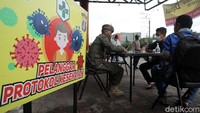Pengendara yang tidak memakai masker terjaring razia.