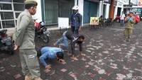 Mereka kemudian menerima sanksi push up.