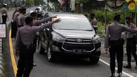 Pengendara roda empat ikut dihentikan dan diperiksa.