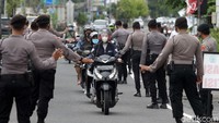 Petugas gabungan dari Kepolisian Polda D. I. Yogyakarta bersama dengan petugas Satpol Pamong Praja melaksanakan operasi yustisi di Jalan Lingkar Utara, Yogyakarta, Rabu (30/12/2020).