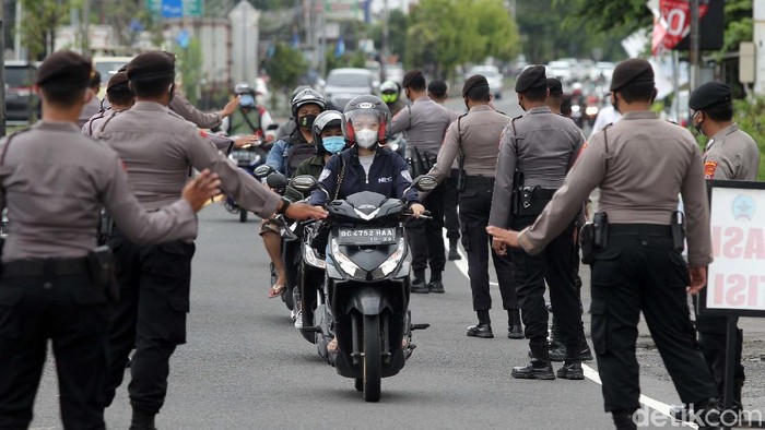 Operasi Yustisi digelar di Jalan Lingkar Utara, Yogyakarta, Rabu (30/12/2020). Pengendara yang tidak menerapkan protokol kesehatan langsung ditindak.