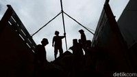 Seperti diketahui polisi melarang keramaian di malam tahun baru untuk mencegah penyebaran virus Corona.