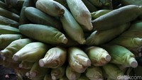 Biasanya sebelum malam pergatian tahun, penjualan dan permintaan jagung sudah meningkat.