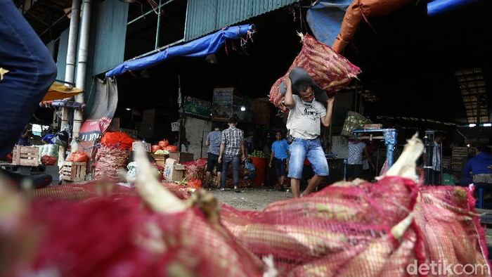 Pandemi Corona tahun ini membuat warga tidak bisa merayakan tahun baru seperti tahun sebelumnya. Hal ini berdampak pada para pedagang jagung.