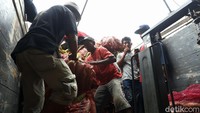 Para pekerja membongkar muat jagung yang baru tiba di Pasar Induk Kramat Jati, Jakarta Timur, Rabu (30/120/2020).