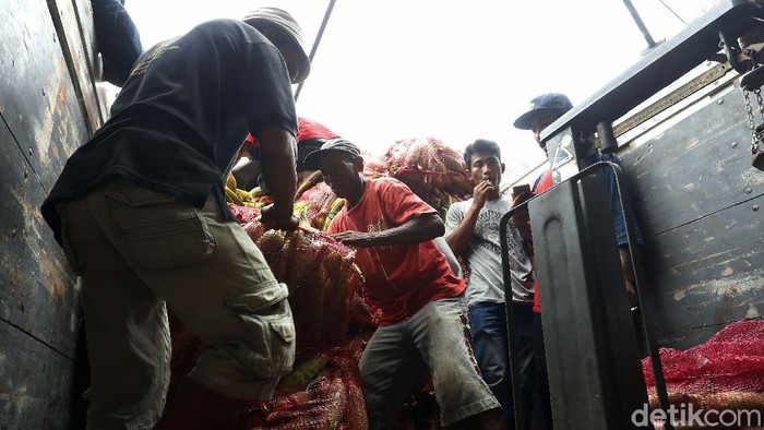 Pandemi COVID-19 Berdampak ke Pedagang Jagung Pandemi Corona tahun ini membuat warga tidak bisa merayakan tahun baru seperti tahun sebelumnya. Hal ini berdampak pada para pedagang jagung.