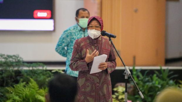 Mensos Tri Rismaharini melantik ratusan pejabat administrasi menjadi pejabat fungsional. Hal itu dilakukan untuk memangkas birokrasi.