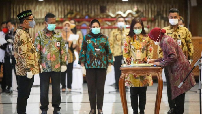 Pangkas Birokrasi, Mensos Lantik Ratusan Pejabat Fungsional Mensos Tri Rismaharini melantik ratusan pejabat administrasi menjadi pejabat fungsional. Hal itu dilakukan untuk memangkas birokrasi.