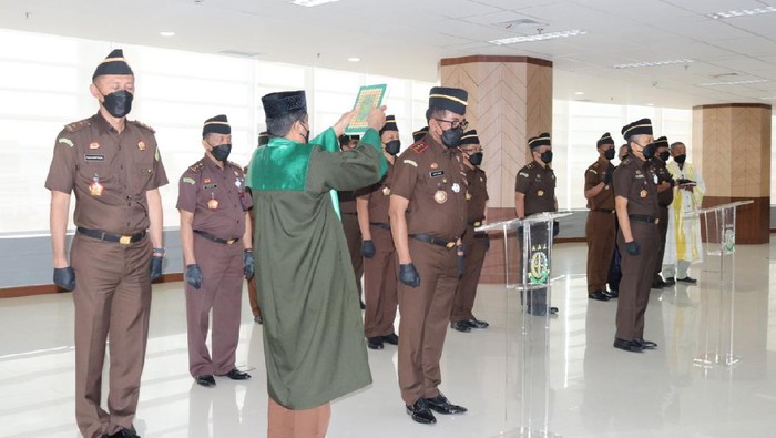 Pelantikan anggota timsus percepatan penuntasan dugaan pelanggaran HAM berat Kejagung.