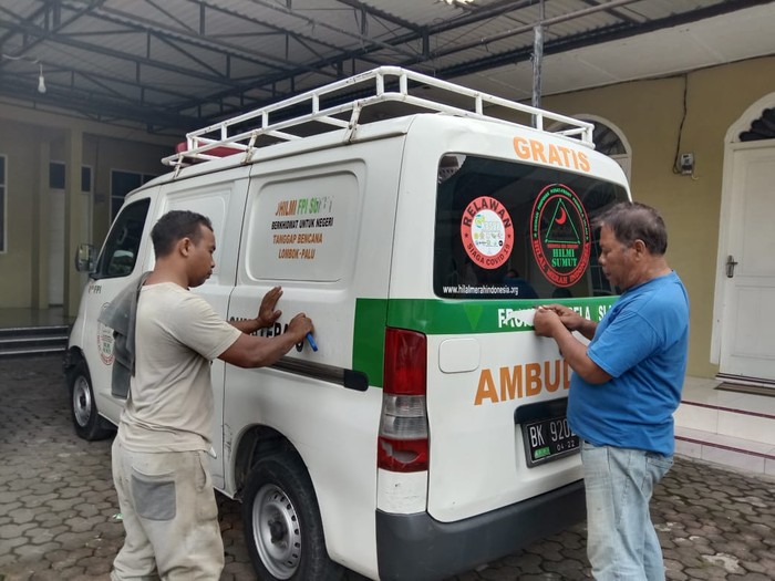 Pelepasan tulisan FPI di ambulans gratis (detikcom)