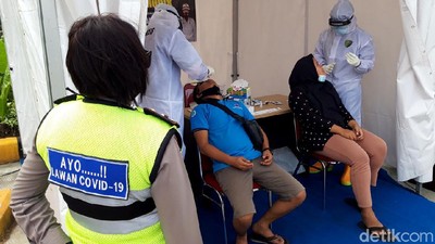 Pemudik Libur Tahun Baru Dites Antigen di Rest Area Tol Boyolali