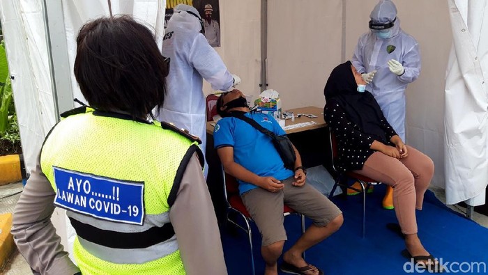 Polres Boyolali gelar tes swab antigen bagi para pengendara di rest area 287 A, Boyolali. Tes antigen dilakukan guna cegah virus Corona saat libur tahun baru.