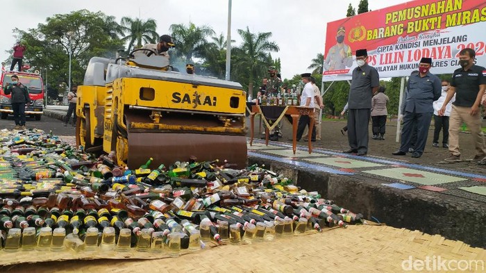 Pemusnahan Botol Miras di Ciamis