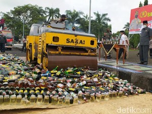 Ribuan Botol Miras Stok Tahun Baruan di Ciamis Digilas Stum