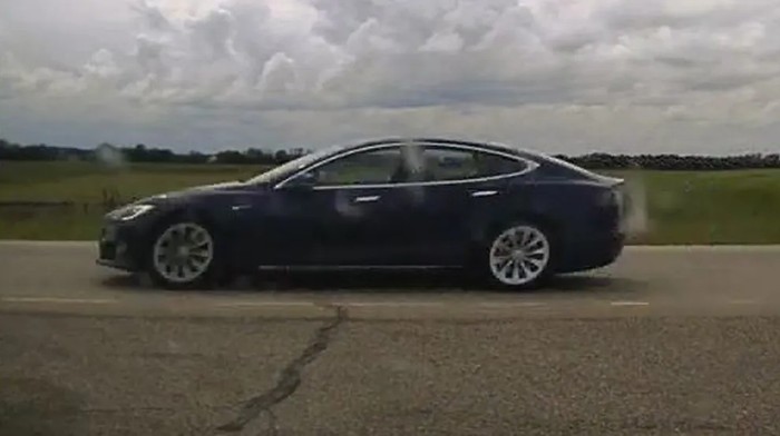 Pengemudi Tesla tidur