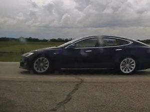Haduh! Pemobil Ini Ditilang Polisi, Gara-gara Tidur Pulas saat Ngebut 150 km/jam