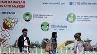 Spanduk anjuran penerapan protokol kesehatan terpasang di TMII.