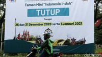 Pengumuman penutupan TMII saat malam pergantian tahun telah terpasang di kawasan TMII.