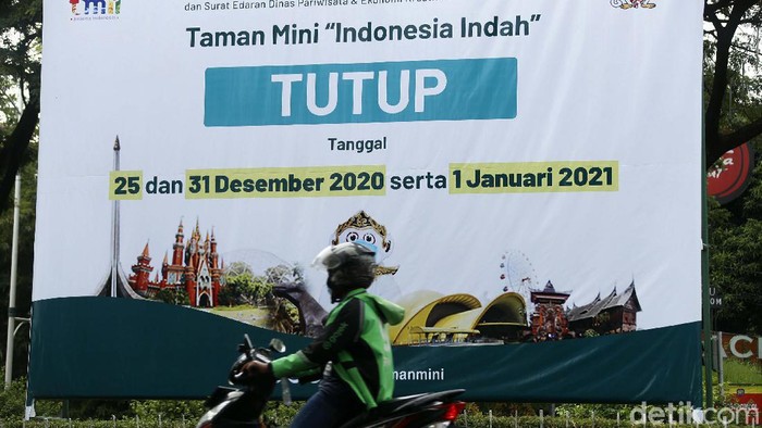 Pemprov DKI Jakarta dan Polda Metro Jaya melarang keramaian saat malam tahun baru 2021. TMII pun tutup saat malam pergantian tahun tersebut.