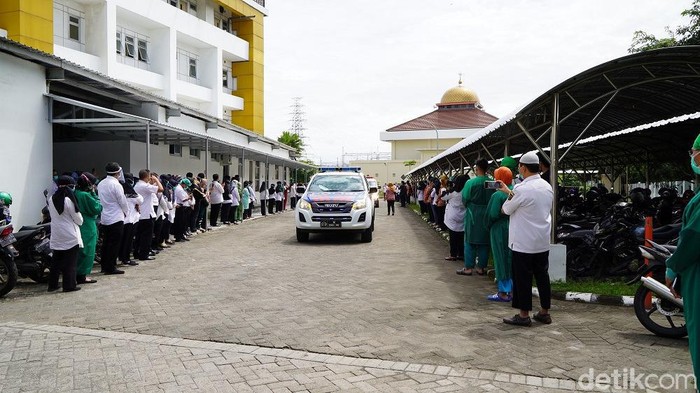 Perawat di RSUD Gambiran Kota Kediri, Soleh Kodin SKep NS meninggal terpapar COVID-19. Kabar duka ini disampaikan Ketua DPW PPNI Jatim Prof Nursalam Mnurs.
