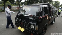 Razia dilakukan kepada pengemudi terkait adanya aturan pembatasan penumpang saat PSBB.