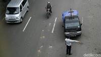 Petugas memeriksa angkutan umum maupun mobil barang.