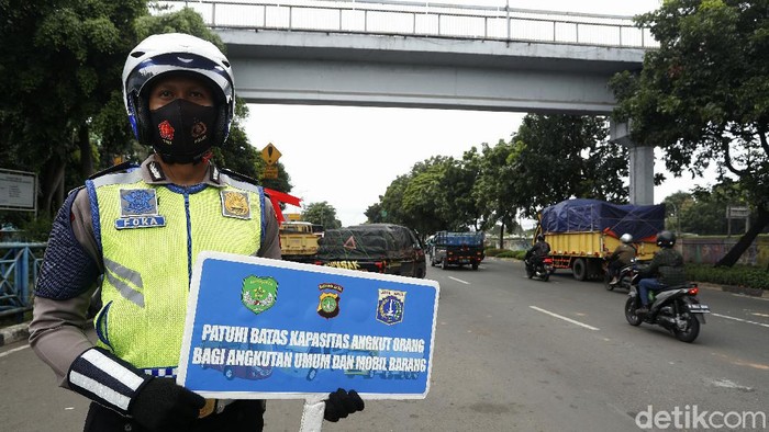 Petugas melakukan razia batas kapasitas kendaraan di Terminal Kampung Rambutan, Jakarta. Mereka memeriksa angkutan umum maupun mobil barang.