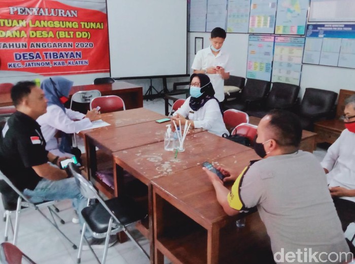 Bangkai babi berukuran besar ditemukan di Sungai Tibayan, Klaten, Selasa (29/12/2020).