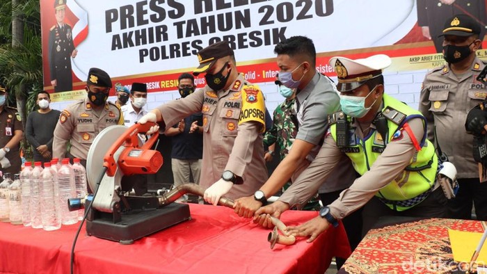Polisi bersama Forkopimda Gresik menggelar ungkap kasus selama satu tahun. Ada 893 kasus yang bisa diungkap dari total 1.117 kasus.