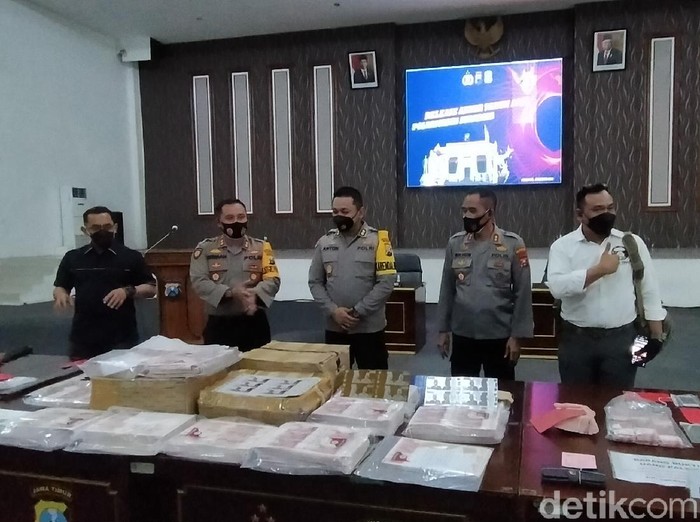 Polrestabes Surabaya menggelar ungkap kasus selama satu tahun. Kasus kriminal yang meningkat dari 2019 yakni curanmor.