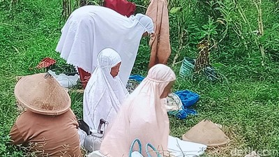 Potret Perempuan Buruh Tani Salat di Persawahan